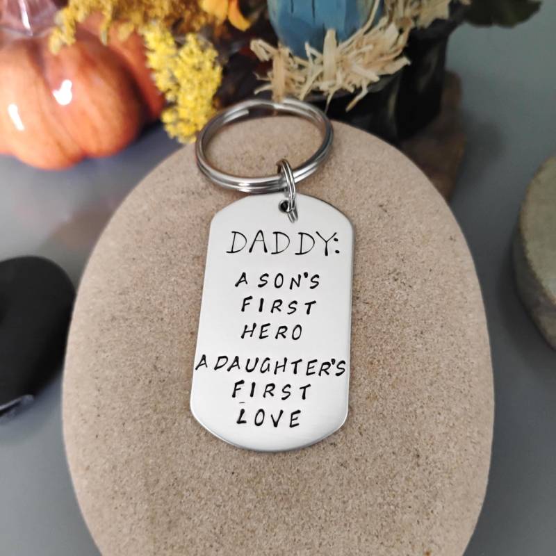 Personalisierter Schlüsselanhänger Für Papa Mit Den Namen Der Kinder von DawnsMetalDesigns