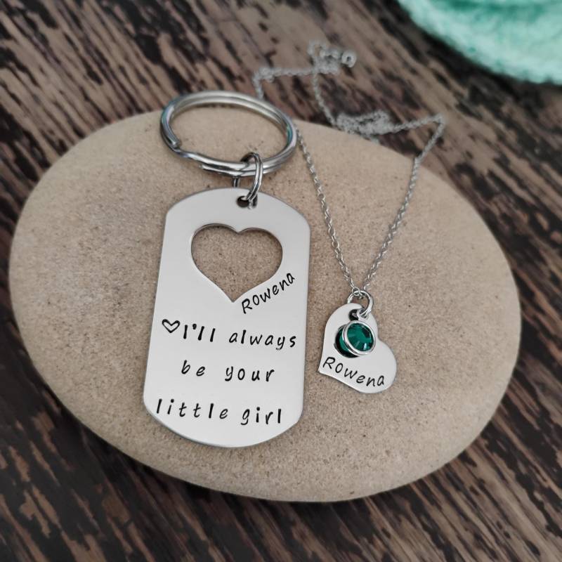 "Personalisiertes Daddy-Tochter-Geschenk "Ich Werde Immer Ihr Kleines Mädchen Sein" Hundemarke Schlüsselanhänger Für Papa." von DawnsMetalDesigns