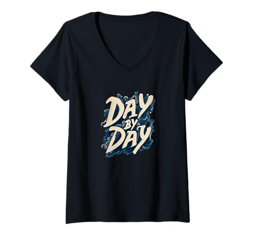 Damen Cooles Day-by-Tag-Emblem T-Shirt mit V-Ausschnitt Damen Cooles Day-by-Tag-Emblem T-Shirt mit V-Ausschnitt von Day by Day Outfit