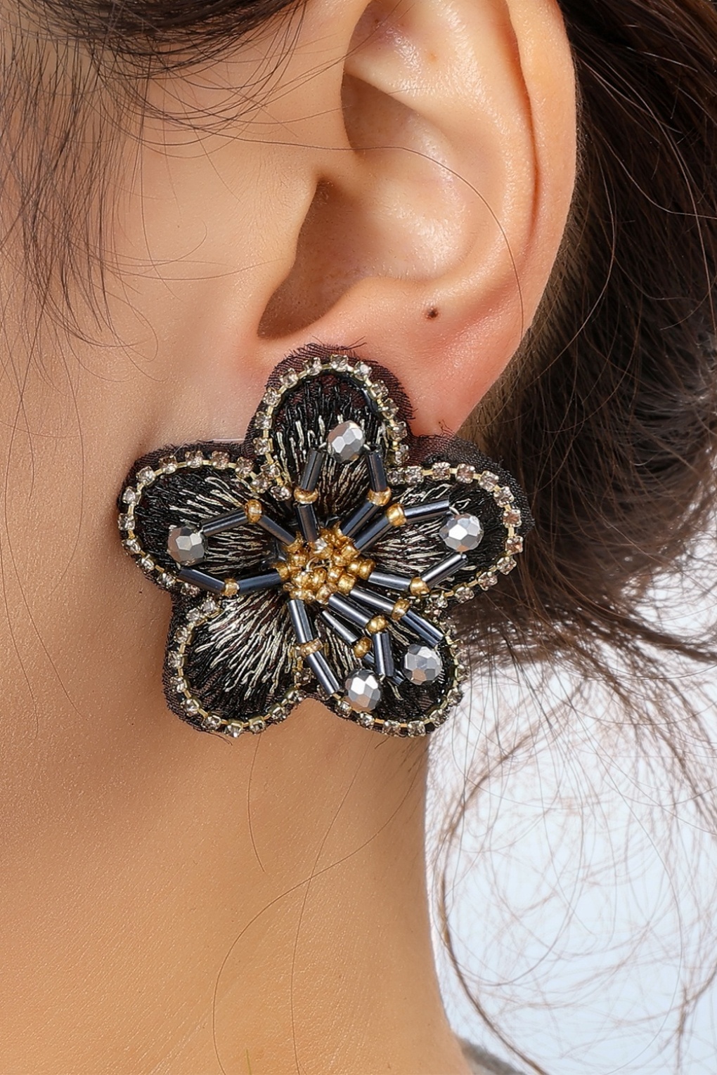 Beaded Flower Ohrstecker in Schwarz Beaded Flower Ohrstecker in Schwarz von Day&Eve by Go Dutch Label