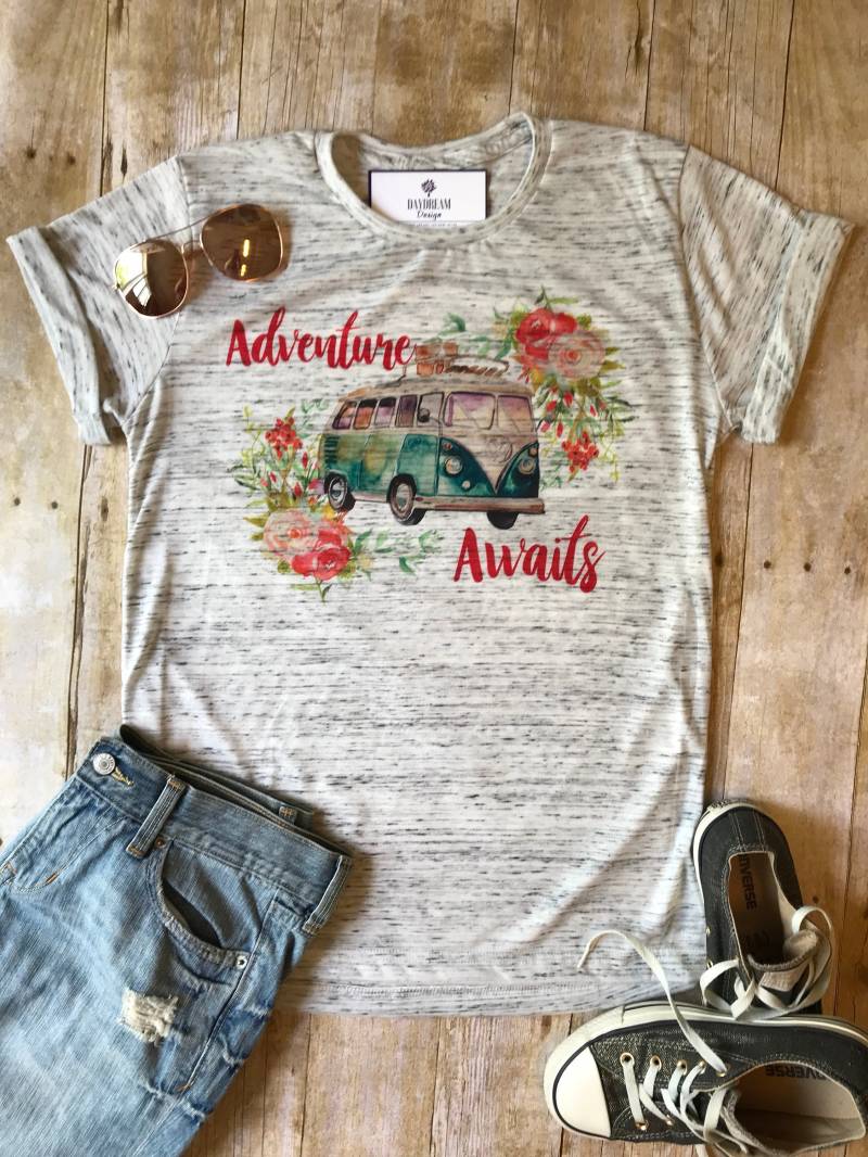 Adventure Awaits Shirt Summer Shirts Camping Camper Adventurrer-Geschenk-Bus-Shirt Wanderlust Outdoorsy Für Frauen von DaydreamDesignUS