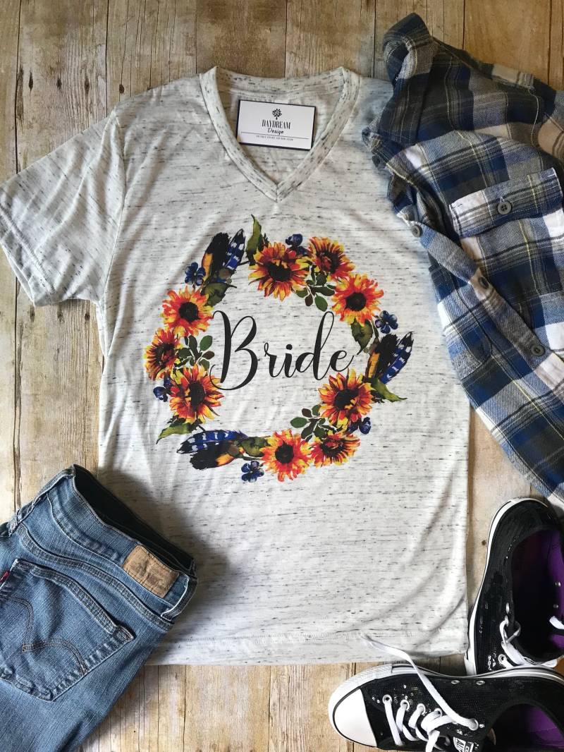 Braut Shirt Für Sonnenblumenhochzeit, Sonnenblumenthema Bachelorette Party-Ideen, Fall Wedding Ideen, Bridal Dusch-Shirts von DaydreamDesignUS