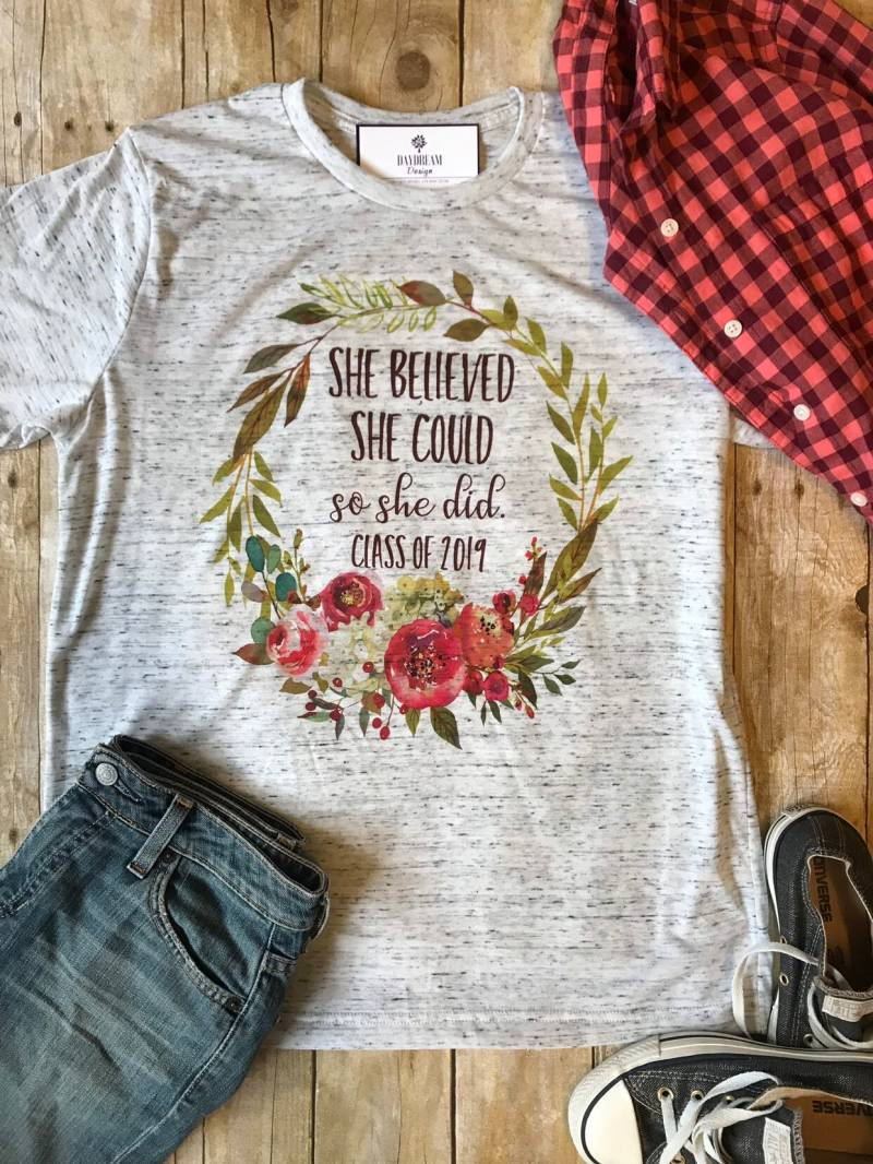 Klasse Von 2023 Abschluss Shirt Sie Glaubte, Sie Könnte So Machte Geschenk Für Graduierten Party von DaydreamDesignUS