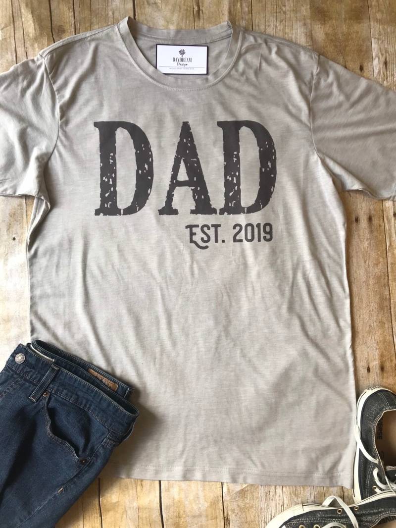 Neues Papa Shirt Für Vatertag, Custom Dad Shirt, Est Year, Baby Shower Geschenk Papa, Geburtstag Geschenkideen Shirts von DaydreamDesignUS