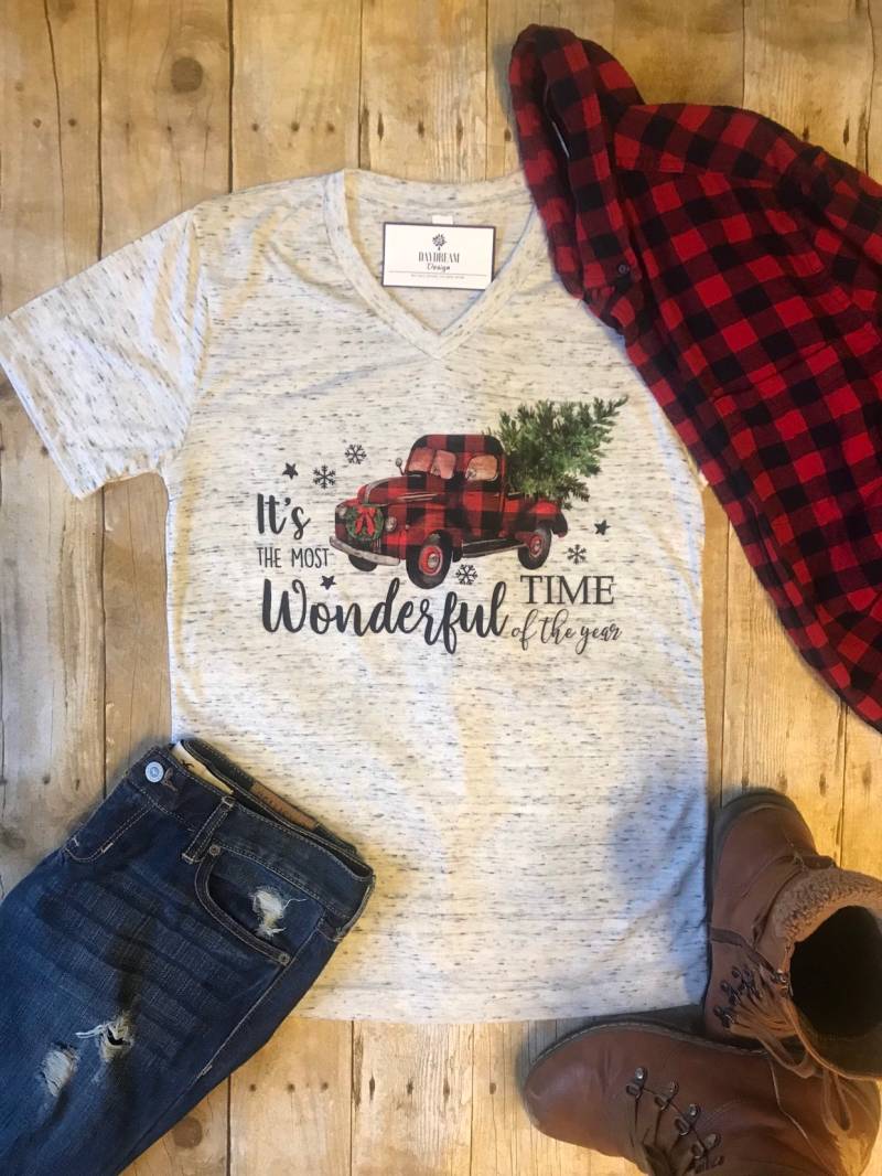 Rote Weihnachten Lkw Shirt, Buffalo Plaid Weihnachten, Ist Die Schönste Zeit Des Jahres Shirt Bauernhaus von DaydreamDesignUS