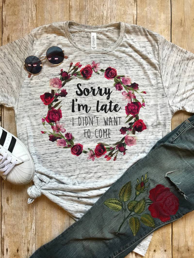 Sorry I'm Late I Didn't Want To Come Shirt, Geschenk Für Introvertierte, Lustiges T-Shirt, Introvertiertes Beste Freundin Geschenk, Indoorsy Floral T von DaydreamDesignUS