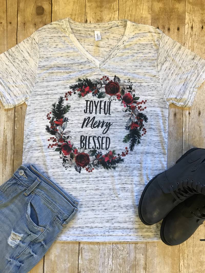 Weihnachten Shirt Fröhliche Frohe Jungfrau Weihnachtskranz Rustikale Land Für Frau Mama T-Shirt Floral T Boho von DaydreamDesignUS