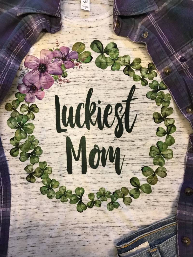 st Patricks Day Shirt Für Mama | Glücklichstes Glücksshirt Shirts Geschenk Geburtstagsgeschenk Trend von DaydreamDesignUS