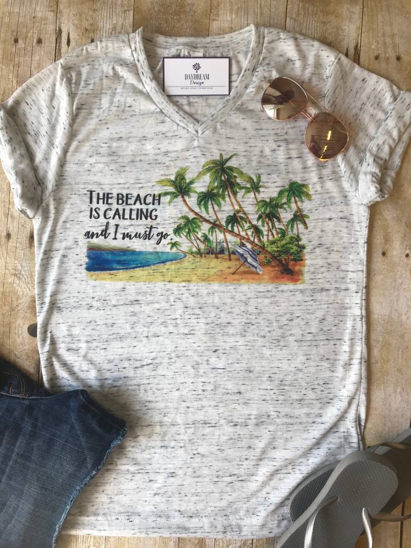 strand Shirt Urlaub Der Ruft Und Ich Muss Gehen Sommer T-Shirt Boho Geschenk Für Ihre Shirts Beste Freundin Geburtstagsgeschenk von DaydreamDesignUS