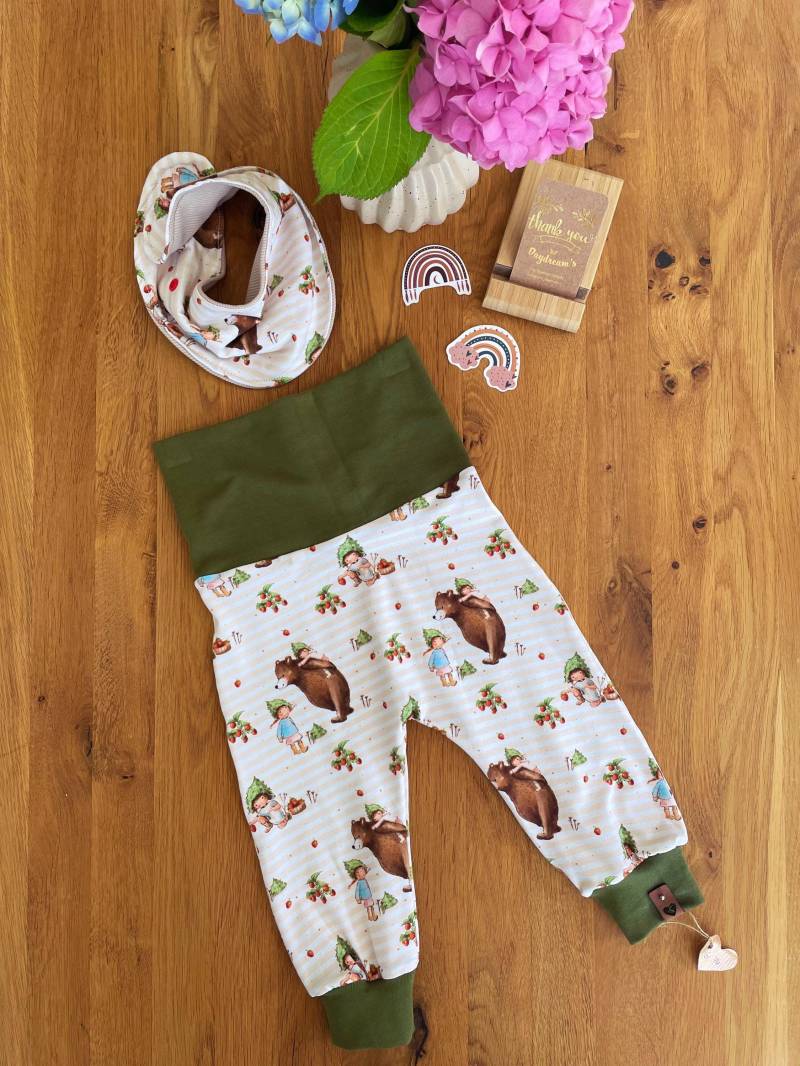 Handmade Baby Pumphose Im Set Mit Wendehalstuch/Bär Und Mädchen Erdbeeren Sammeln Herbst Spätsommer Natur Mitwachsend Grün Gestreift von DaydreamsShopDE