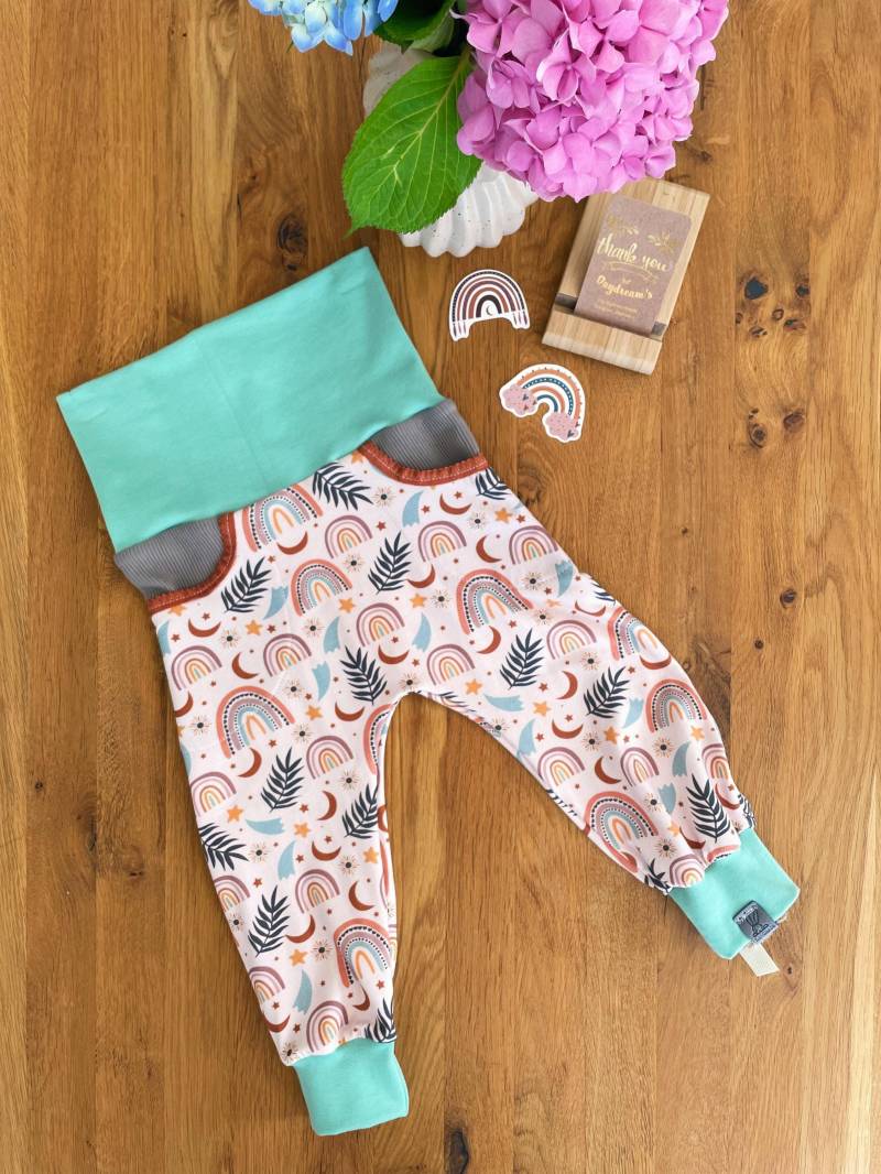 Handmade Baby Pumphose Mit Hosentaschen/Herbst Regenbogen Federn Sterne Leuchten Haremshose Mitwachsend Mint Grün Bunt von DaydreamsShopDE
