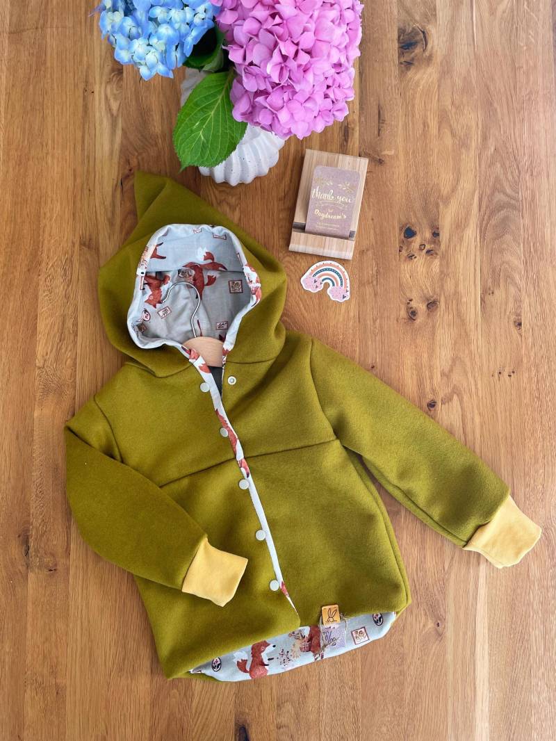 Zipfelmützenjacke/Wollähnlicher Stoff in Moosgrün Kleine Füchse Im Herbst Tierkinder Ocker Gelbes Bündchen Handmade Zum Knöpfen von DaydreamsShopDE