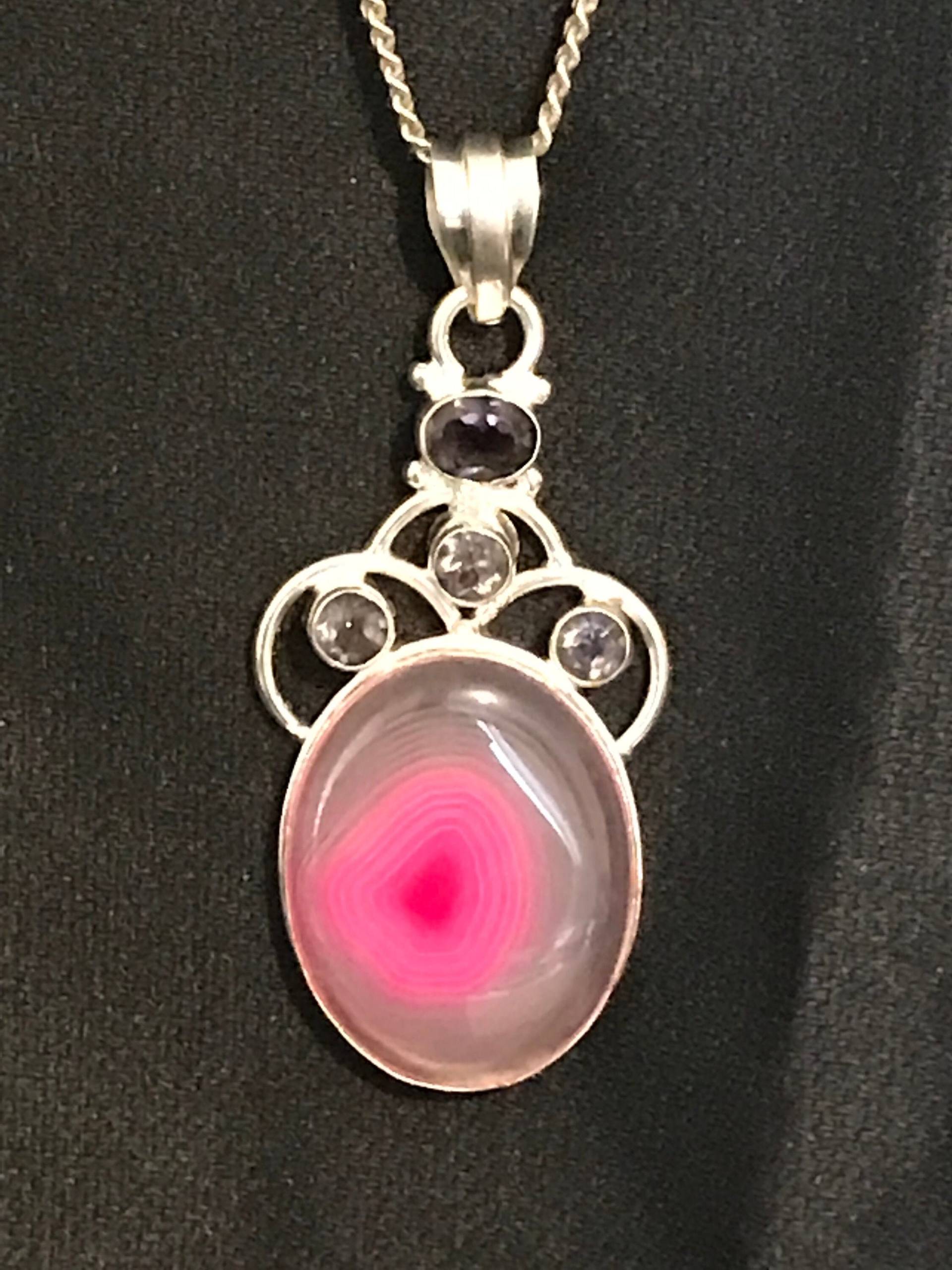 Anhänger Aus Rosa Gebändertem Achat Und Amethyst, Gefasst in 925Er Silber Anhänger Aus Rosa Gebändertem Achat Und Amethyst, Gefasst in 925Er Silber von Daysharvu