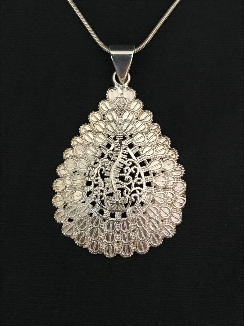 Filigraner Tropfen Kettenanhänger Aus Sterling Silber von Daysharvu