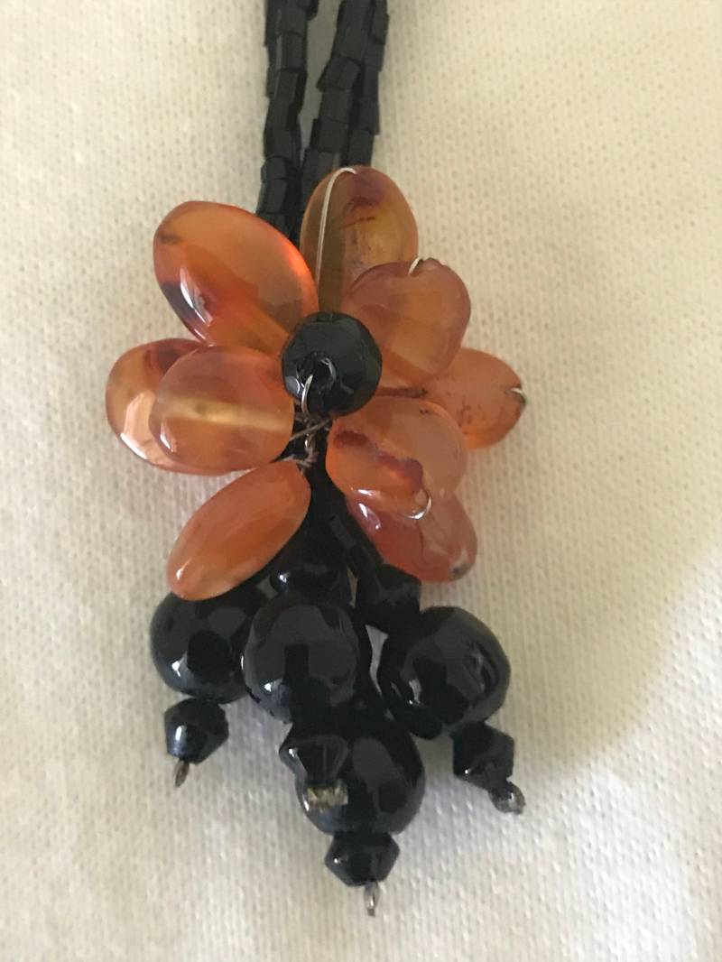 Karneol Und Schwarzer Onyx Blume Halskette Karneol Und Schwarzer Onyx Blume Halskette von Daysharvu