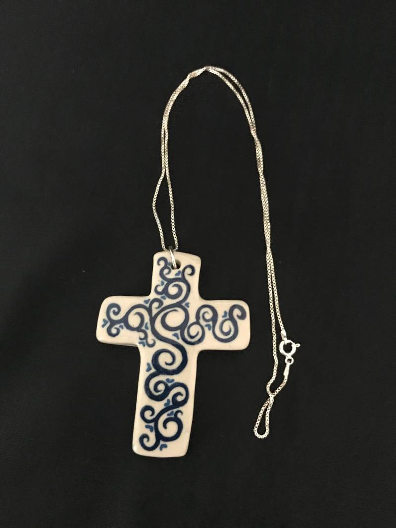 Keramik Kreuz Anhänger An Sterlingsilber Schachtelkette Keramik Kreuz Anhänger An Sterlingsilber Schachtelkette von Daysharvu