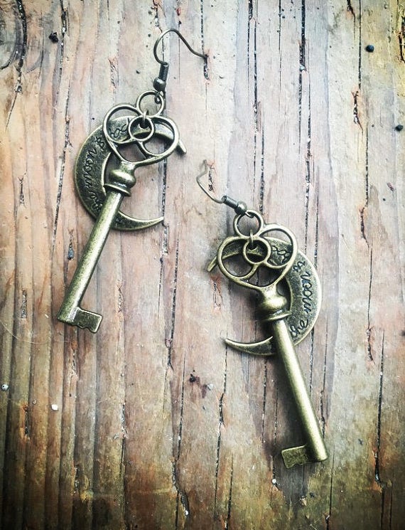 Sailor Mond Ohrringe, Schmuck, Anime Halbmond Schlüsselohrringe, Moon Fan Geschenk Sailor Mond Ohrringe, Schmuck, Anime Halbmond Schlüsselohrringe, Moon Fan Geschenk von DazzleAndDelight