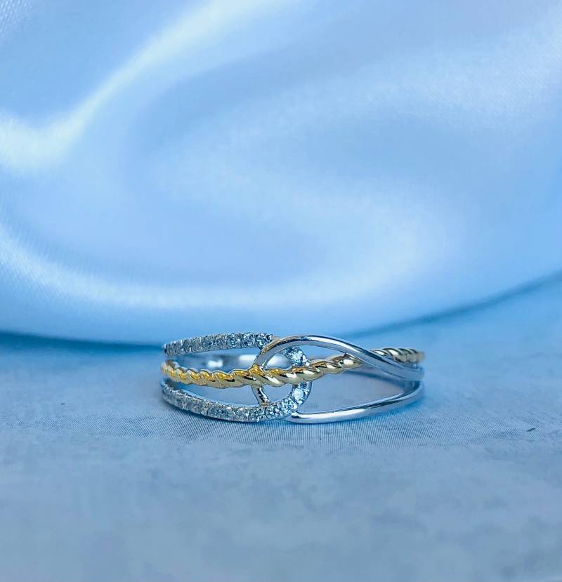14Kt Zweifarbiger Bypass Mode Ring Mit Diamant von DazzleJewelryGoods