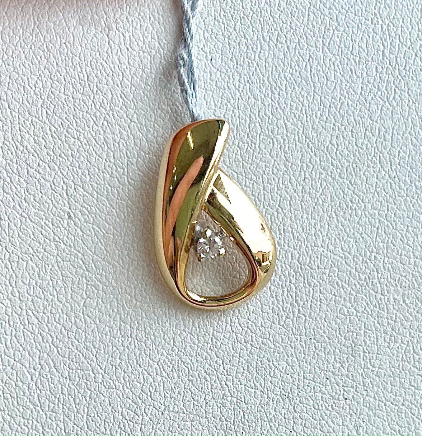 Diamant Anhänger | 14K Gelbgold Gedrehter Tropfen Schiebediamant | Weißgoldakzent von DazzleJewelryGoods