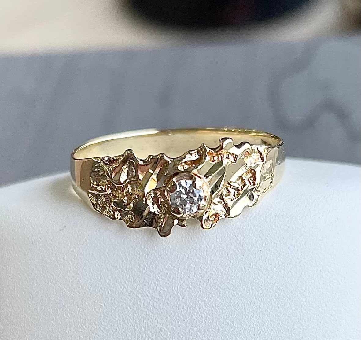 Feminin | 10K Gelb Gold Nugget Gemusterter Cz Ring von DazzleJewelryGoods