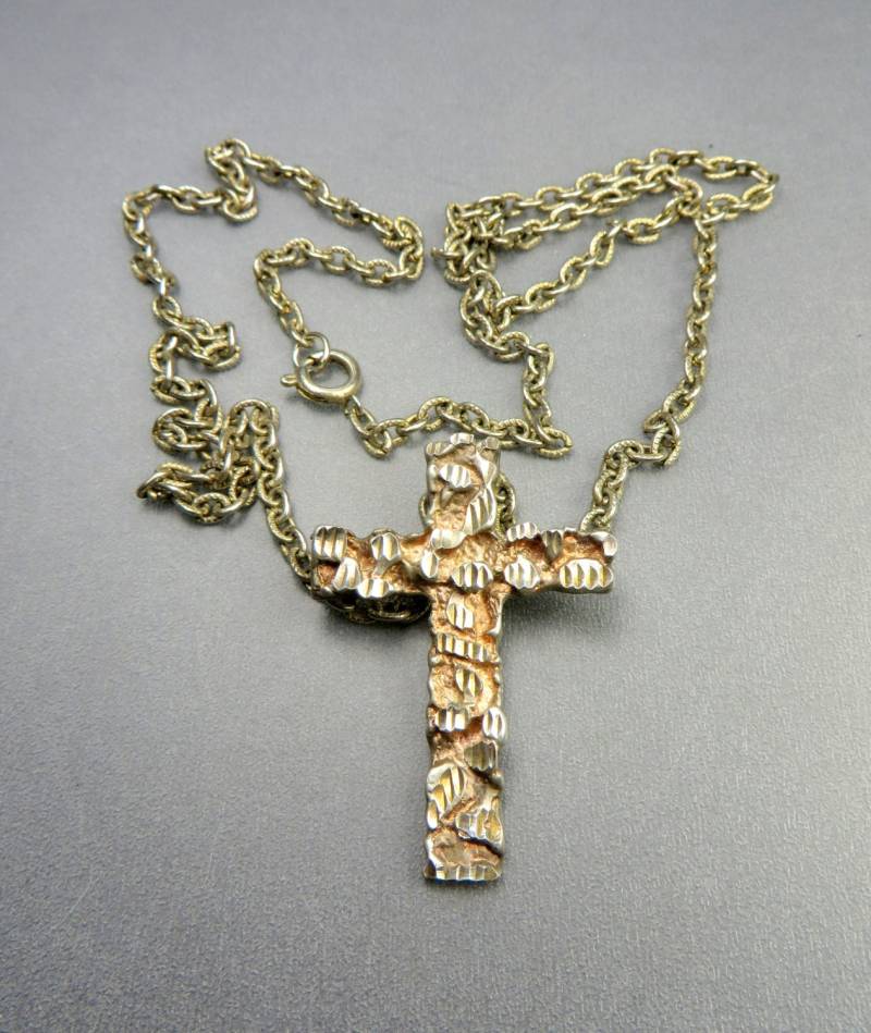 Vintage 925 Sterling Silber Brutalist Kreuz Anhänger Mit Kettenglied Halskette. Religiöse Halskette Diamond-Cut Gold & 7.3G von DazzleMyDay