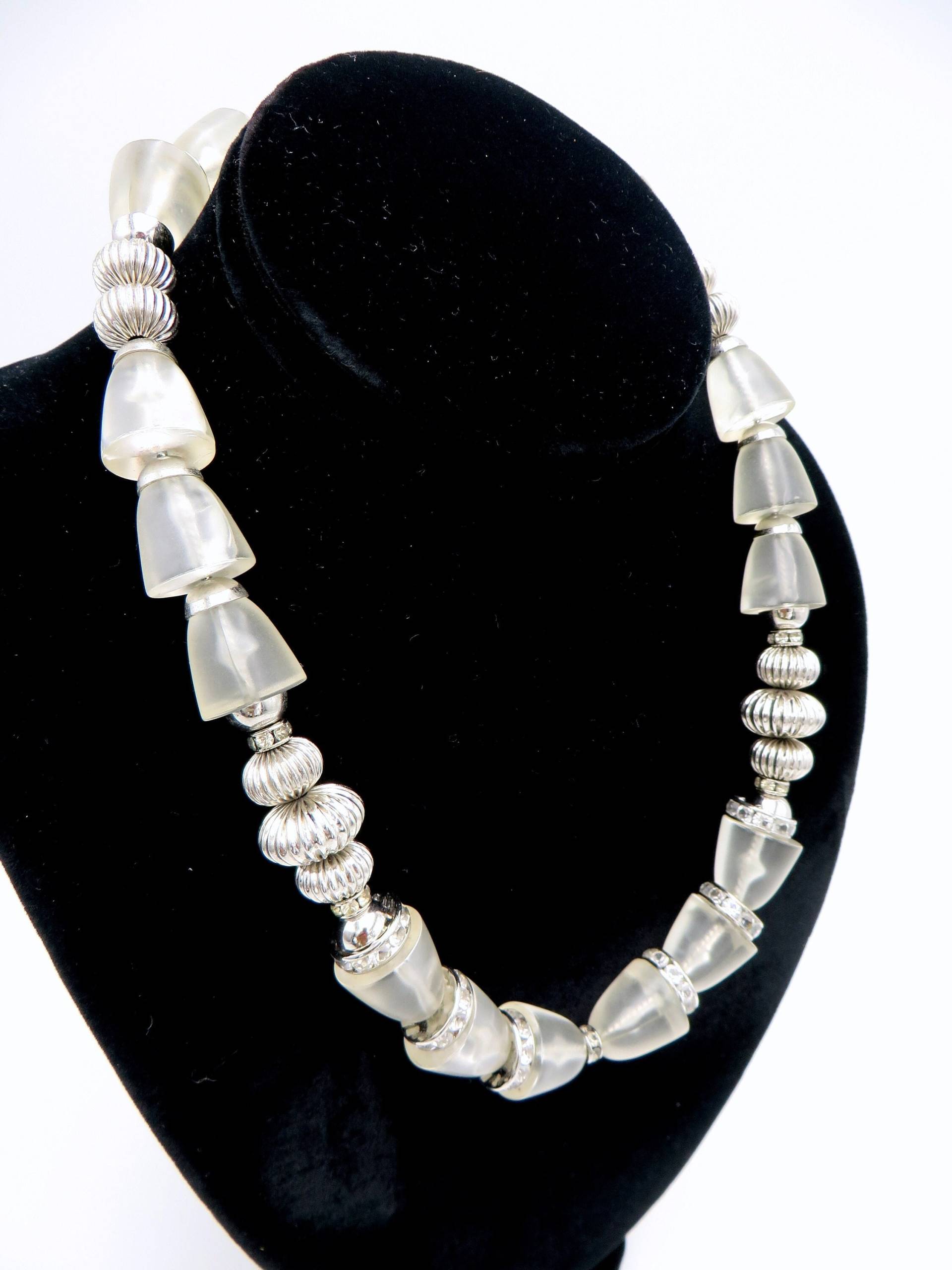 Vintage Pierre Cardin Paris Signierte Lucite & Strass Perlen Halskette Frosted Translucent Mod Retro Chunky Statement von DazzleMyDay