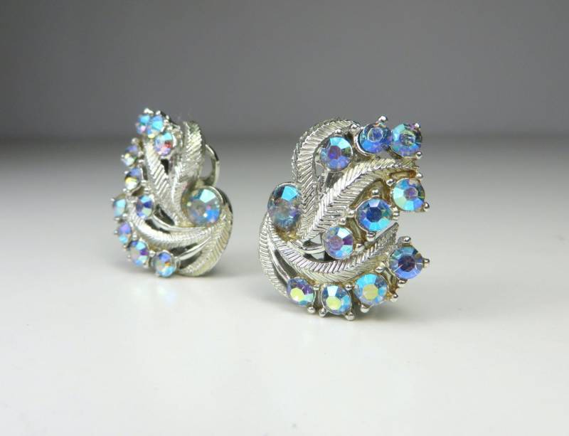 Vintage Saphir Blau Aurora Borealis Strass Ohrclips Kristall Ab Floral Rhodium Überzogene Silberblättrige Swirl Ohrringe von DazzleMyDay