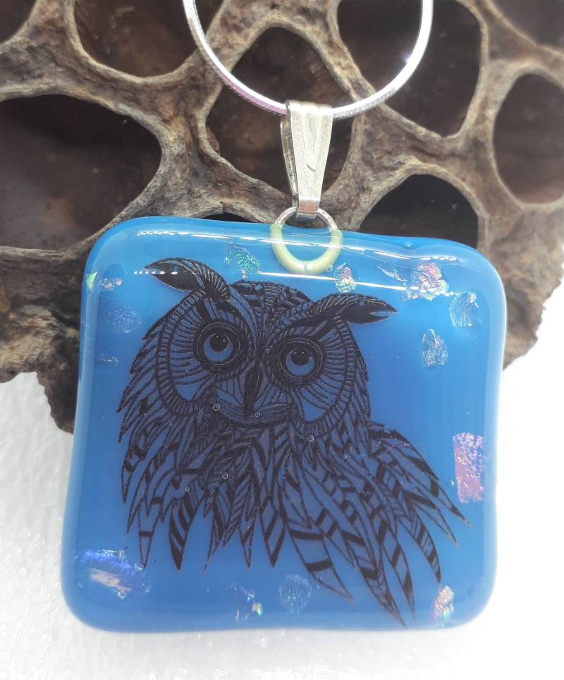 Schwarze Eule, Großer Blauer Glasanhänger, Dichroic Fritte, Edelstahl Schlangenkette Und Öse, Geschenkbox, Unikat von DazzlingDichroicGems