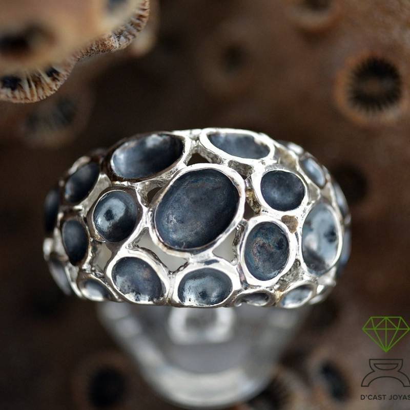 Gehämmerter Sterling Silber Koralle Ring Oxidierte Ball Texture Gehämmerter Sterling Silber Koralle Ring Oxidierte Ball Texture von Dcastjoyasdesigns