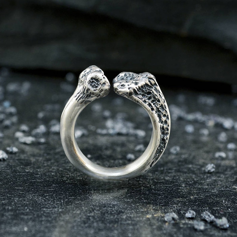 Handgefertigter Knochen-Ring Aus Sterling Silber Für Männer Im Stil Des Brutalismus Handgefertigter Knochen-Ring Aus Sterling Silber Für Männer Im Stil Des Brutalismus von Dcastjoyasdesigns