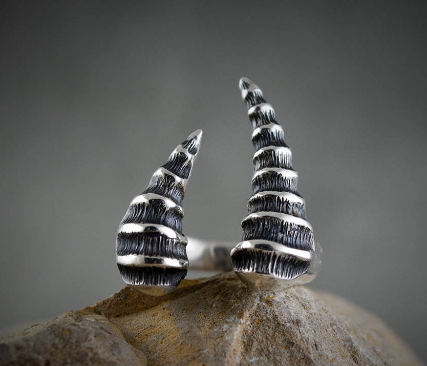 Hörner Ring Handgemacht Aus Silber Und Oxidierten Texturen Hörner Ring Handgemacht Aus Silber Und Oxidierten Texturen von Dcastjoyasdesigns
