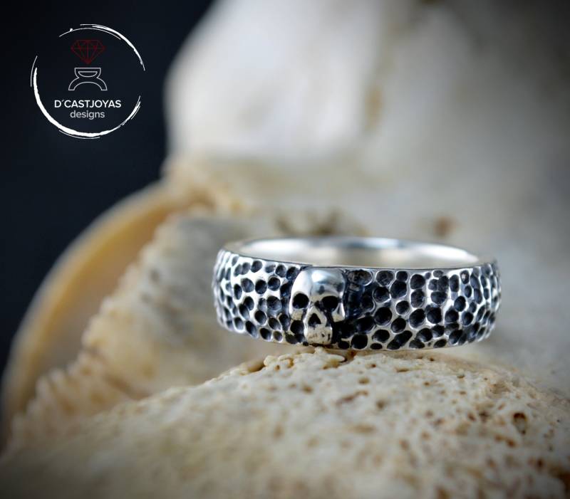 Silber Totenkopf Ehering Mit Gehämmerten Texturen, Skull Allianzen von Dcastjoyasdesigns