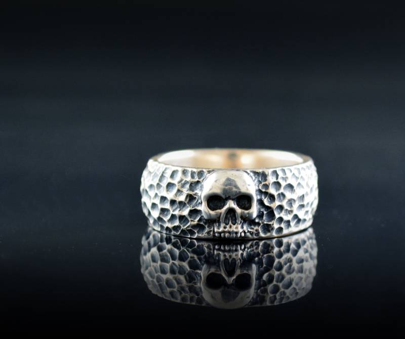 Totenkopf Ehering Mit Gehämmerten Texturen Totenkopf Ehering Mit Gehämmerten Texturen von Dcastjoyasdesigns