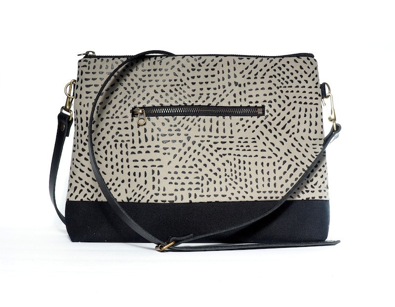 Blaire Crossbody Tasche, Dot Schwarz Taupe Seite Leichensack, Leinwand, Siebdruck, Leder, Geldbörse von DeAlmeidaDesigns