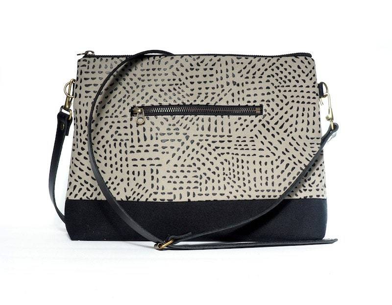 Blaire Crossbody Tasche, Dot Schwarz Taupe Seite Leichensack, Leinwand, Siebdruck, Leder, Geldbörse von DeAlmeidaDesigns