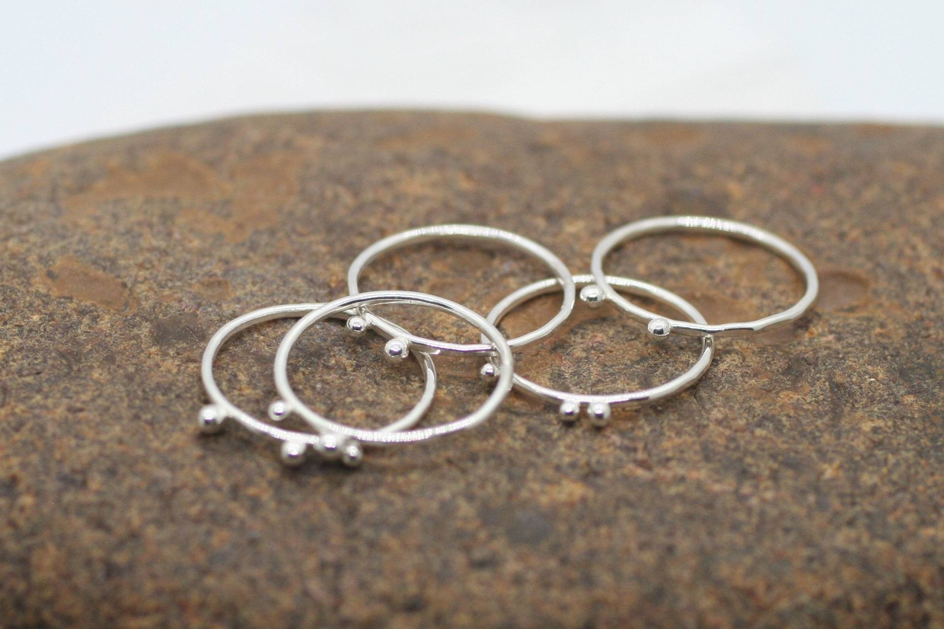 Handgemachte Sterling Silber Kugel Stapelringe, Größe 525 Handgemachte Sterling Silber Kugel Stapelringe, Größe 525 von DeDeMacDesigns