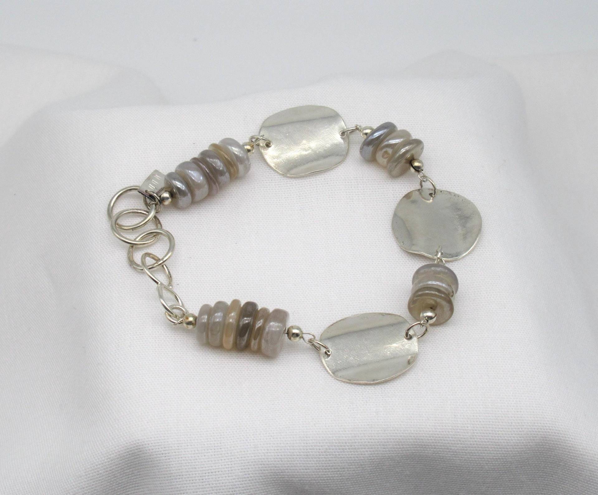 Handgemachtes Sterling Silber Grauer Achat Armband Irisierender Stein Schmuck Handgemachtes Sterling Silber Grauer Achat Armband Irisierender Stein Schmuck von DeDeMacDesigns