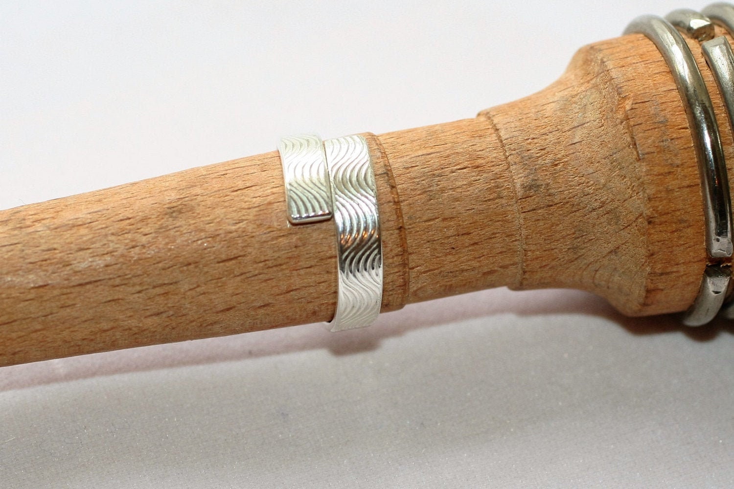 Handgemachte Welle Texturierte Sterling Silber Bandring - Einstellbare Größe 8 Handgemachte Welle Texturierte Sterling Silber Bandring - Einstellbare Größe 8 von DeDeMacDesigns