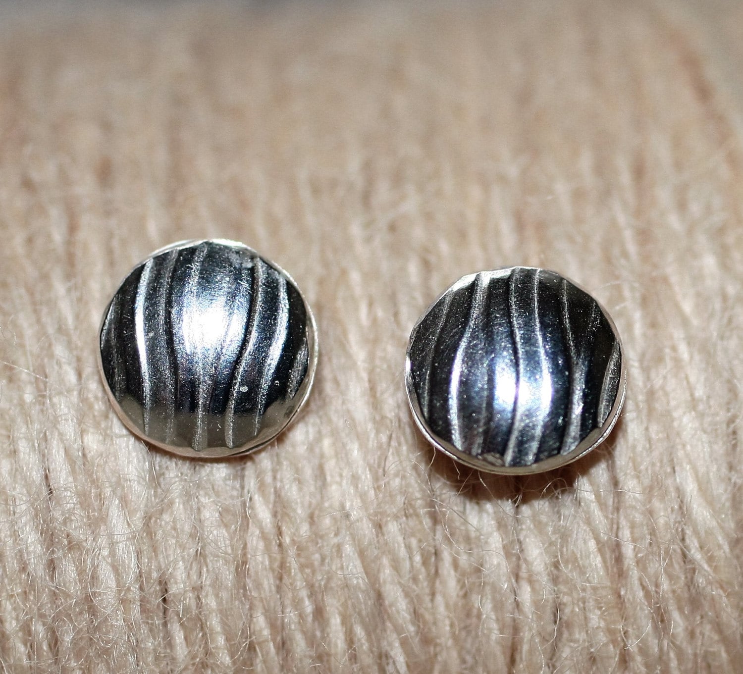 Strukturierte Sterling Silber Ohrringe Strukturierte Sterling Silber Ohrringe von DeDeMacDesigns