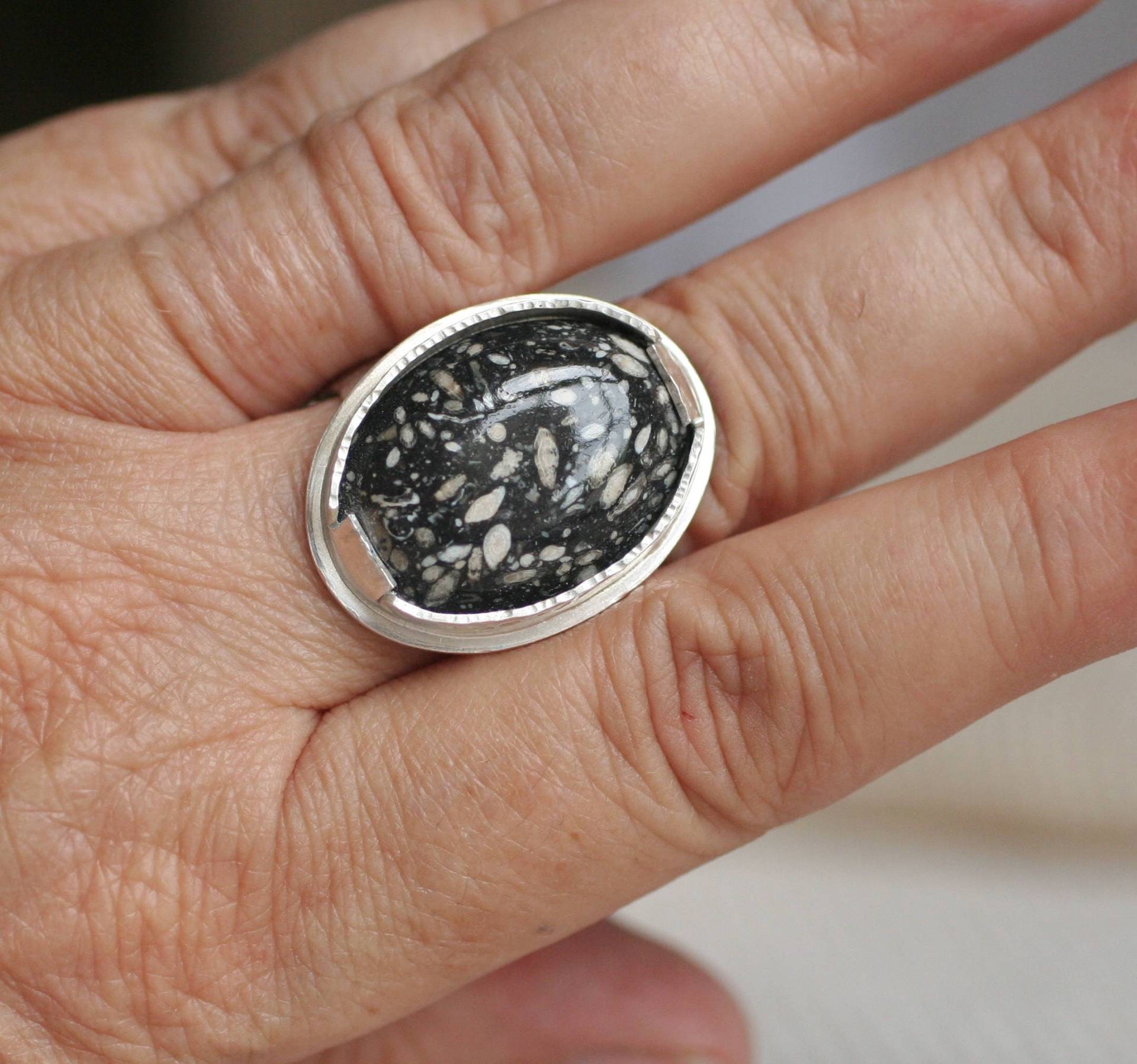 Sterling Silber Schwarz Magnesit Ring - Strukturierter Unisex Statement Ring, Größe 36.5 Sterling Silber Schwarz Magnesit Ring - Strukturierter Unisex Statement Ring, Größe 36.5 von DeDeMacDesigns