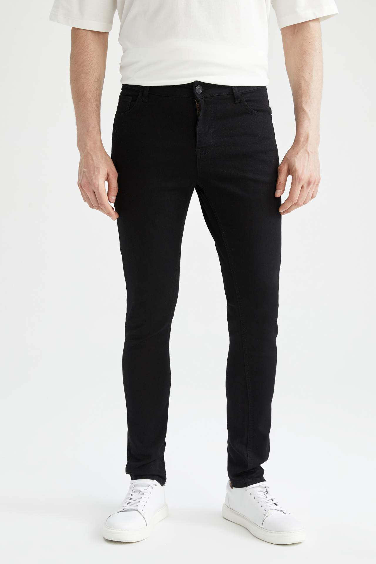 Herren Super Skinny Fit Jeans mit normalem Bund von DeFacto