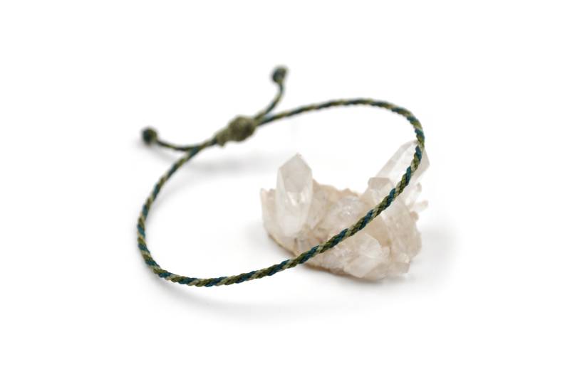 Seil Armband Grün Drei Farben | 2 Mm Dünnes Rundseil Geflochten Mit Wachsfaden Schiebeknoten Und Wasserdicht #tri20 von DeFilEnBracelet