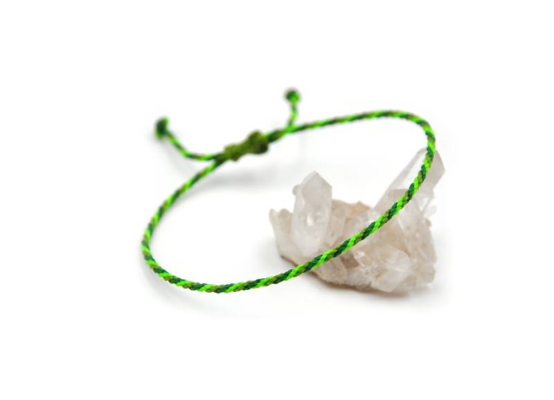 Seil Armband Grün | Fluo Apfel Dunkel | 2 Mm Dünnes Rundseil Geflochten Mit Wachsfaden Schiebeknoten Und Wasserdicht #tri19 von DeFilEnBracelet