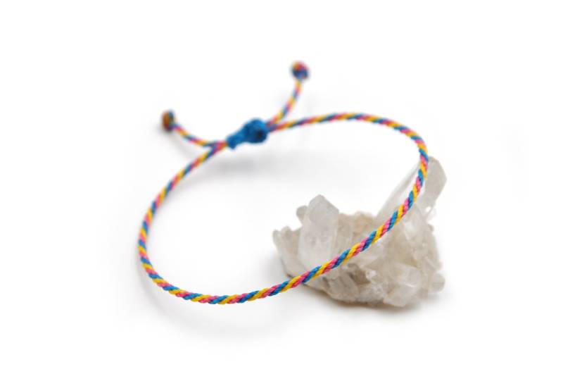 Seil Armband Rosa Fuchsie Gelb & Blau | 2 Mm Dünnes Rundseil Geflochten Mit Wachsfaden Schiebeknoten Und Wasserdicht #tri7 von DeFilEnBracelet