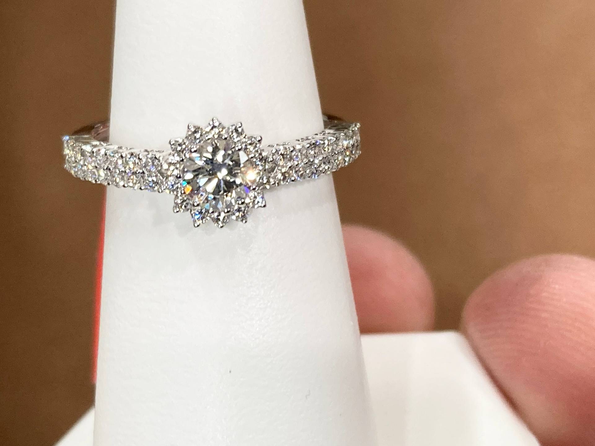 Diamant Halo-Verlobungsring von DeGrandpreJewelers