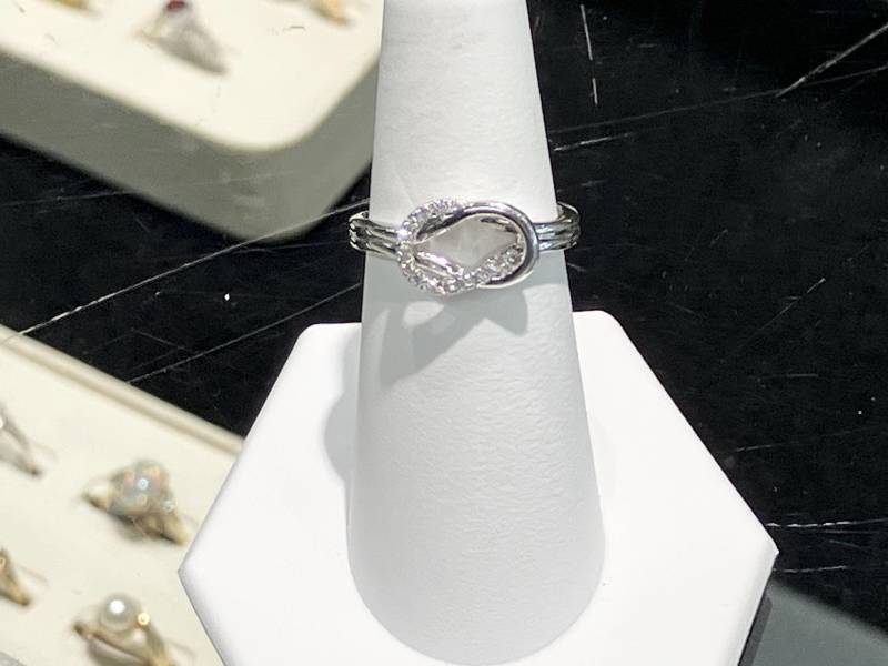 Diamant Liebe Knoten Ring von DeGrandpreJewelers