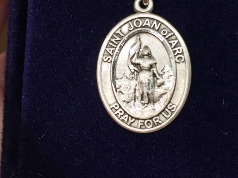 Saint Joan Of Arc Silbermedaille Und 18-Zoll-Silberkette von DeGrandpreJewelers