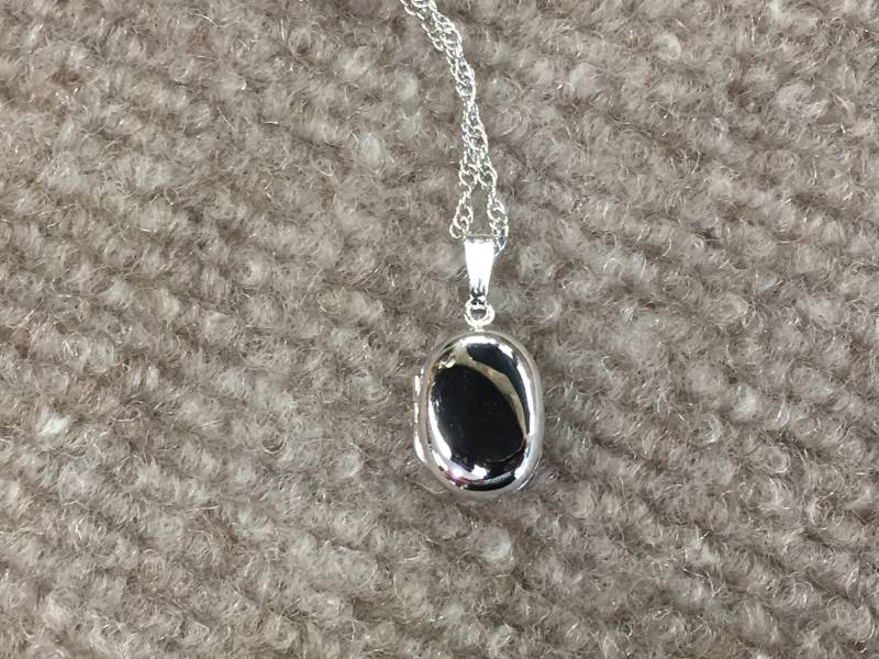 Silber Gravierbare Medaillon Mit Kette Silber Gravierbare Medaillon Mit Kette von DeGrandpreJewelers