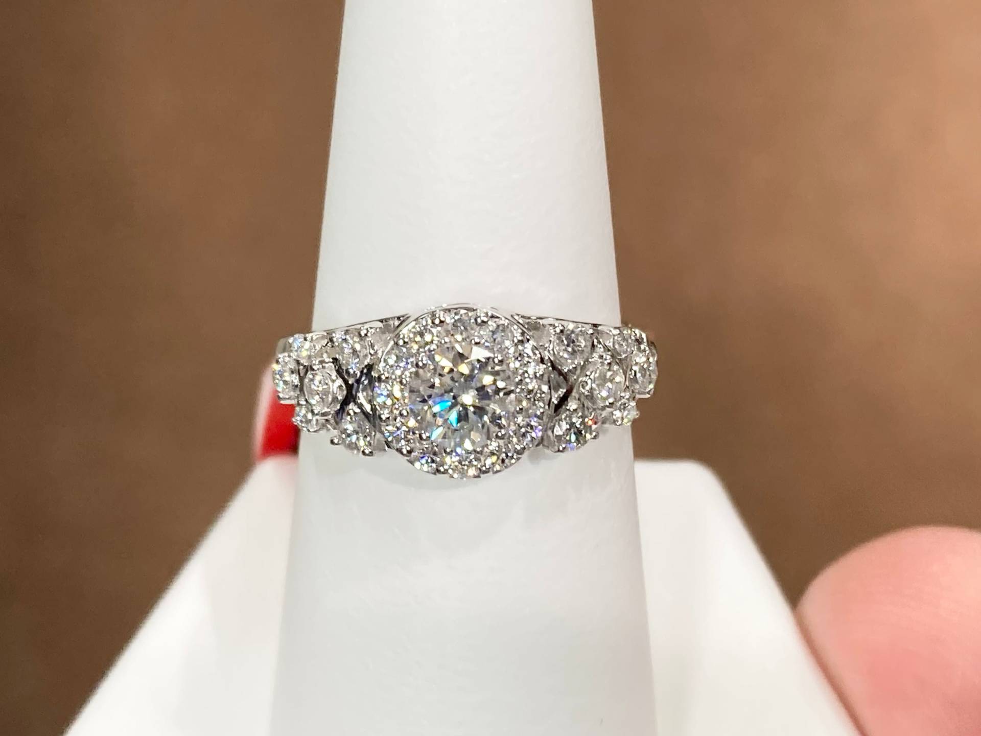 Verlobungsring Mit Im Labor Gewachsenem Diamant von DeGrandpreJewelers