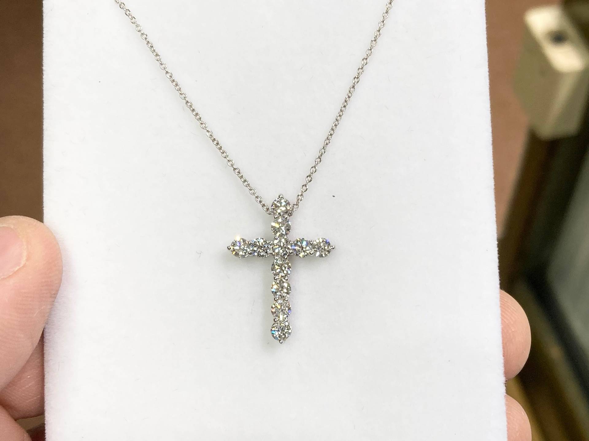 Weißgold Diamant Kreuz Und Kette von DeGrandpreJewelers